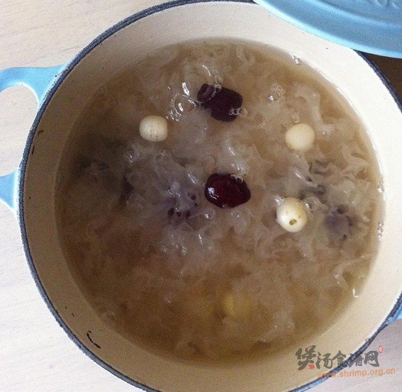 莲子红枣银耳羹的做法