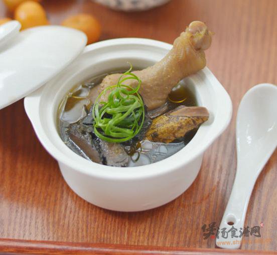 草根炖鸭汤的做法