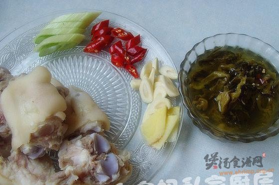 酸菜猪蹄煲的做法