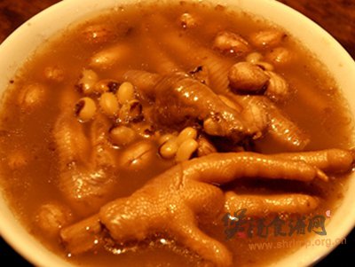 眉豆花生煲鸡脚的做法