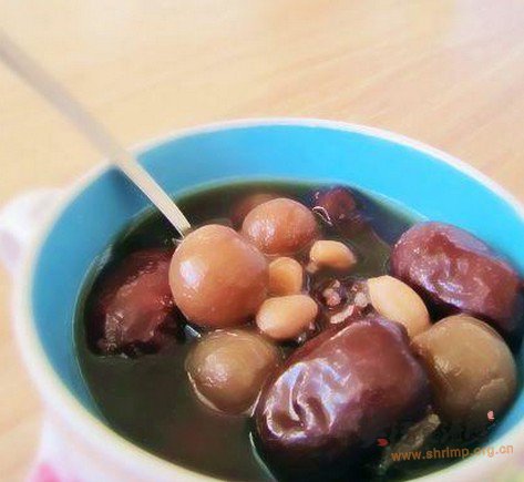 红枣桂圆黑米甜汤的做法