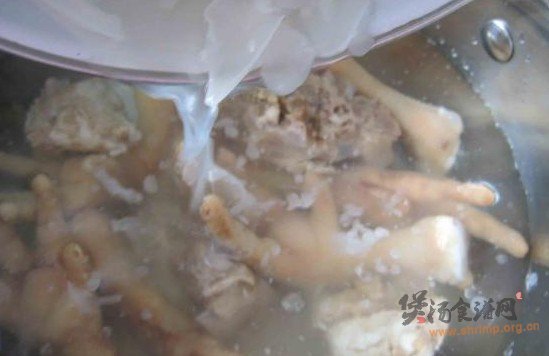 莲藕鸡爪猪骨汤的做法