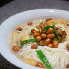 脆花生豆泡汤面的做法