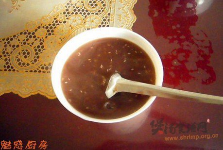 黑米玉米碴粥的做法