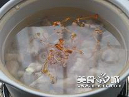 虫草花脊骨汤的做法