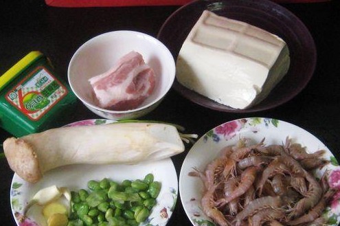 五花肉鲜虾豆腐煲的做法