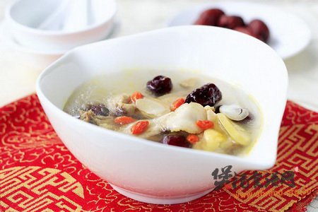 西洋参红枣鸡汤的做法