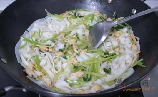 鸡柳香芹汤河粉的做法