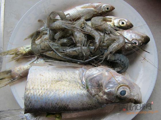 秘制杂鱼煲的做法