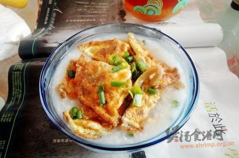 榨菜煎蛋配白粥的做法