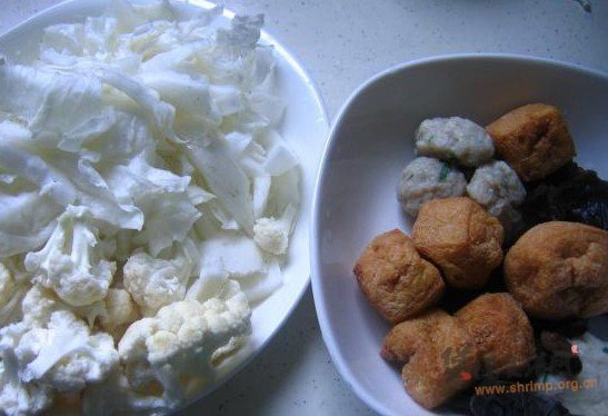 白菜油豆腐鱼丸汤的做法