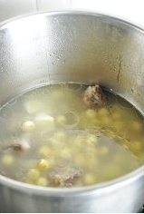 莲子土豆排骨汤的做法
