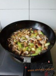 丝瓜肉片香菇汤的做法