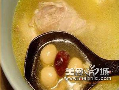凤眼果煲鸡汤的做法