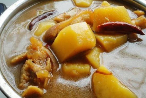 土豆炖猪蹄的做法