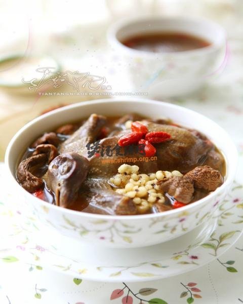 超级滋补的松茸乳鸽汤——夏季女性美容养身汤的做法