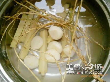茅根竹蔗煲马蹄的做法