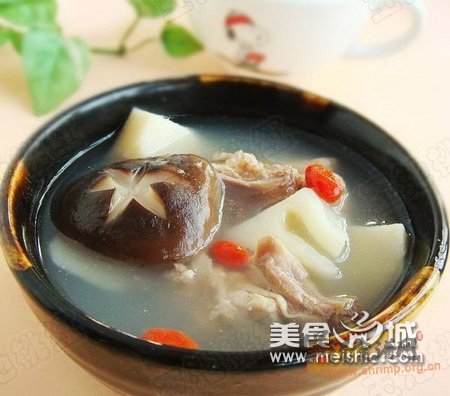 香菇春笋煲鸡汤的做法