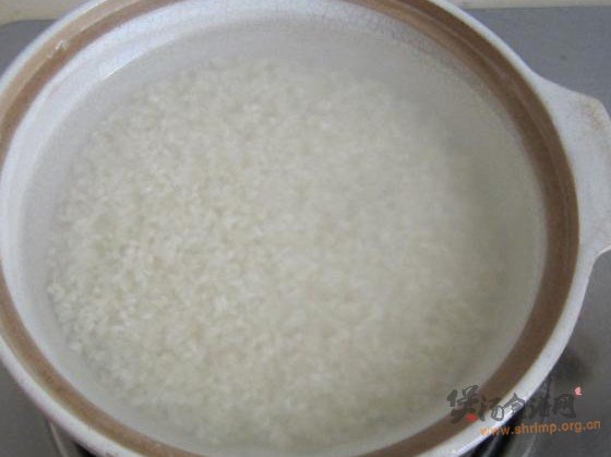 熏肉香肠煲仔饭的做法