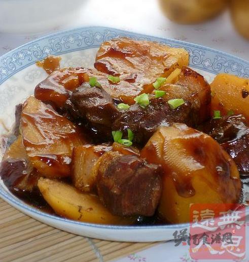 土豆烧肉煲的做法