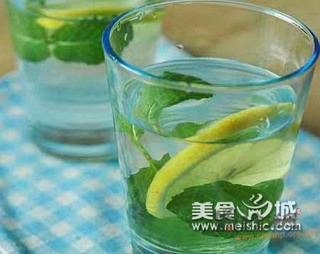薄荷柠檬水的做法