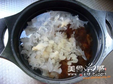 雪莲子桃胶银耳羹的做法