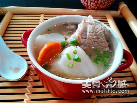 白萝卜棒骨汤的做法