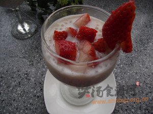 草莓牛奶西米露的做法