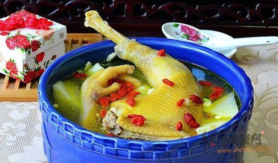 枸杞土豆草鸡煲的做法