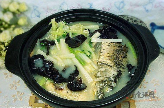 木耳香芹煲鲤鱼的做法