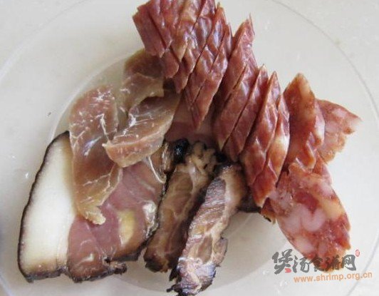 熏肉香肠煲仔饭的做法