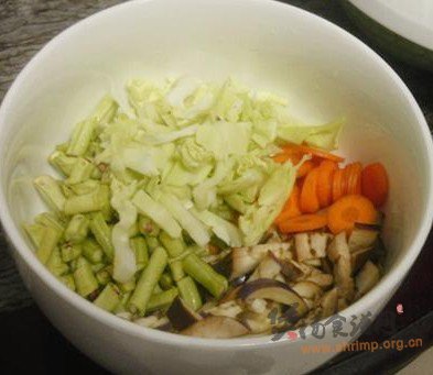 茄子包菜木耳汤的做法