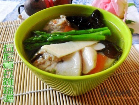 五彩贡丸杂蔬汤的做法