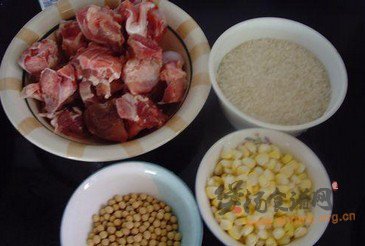 黄豆玉米猪骨粥的做法