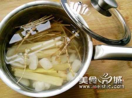 茅根竹蔗煲马蹄的做法