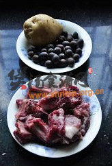 莲子土豆排骨汤的做法