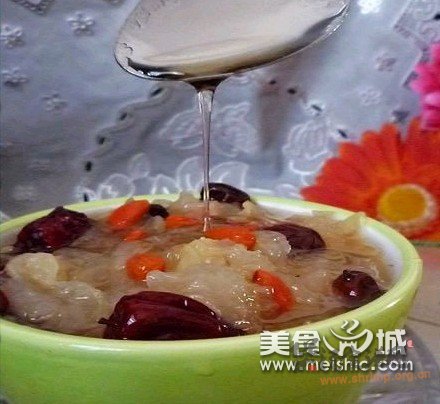 双枣杞果银耳羹的做法