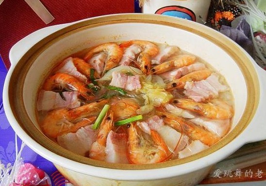 咸肉鲜虾白菜煲的做法