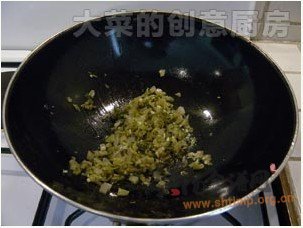酸菜蚕豆粉丝汤的做法