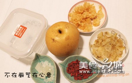 雪耳百合梨汤的做法