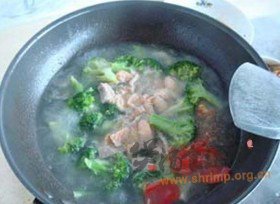 三文鱼西兰花蒜子汤的做法