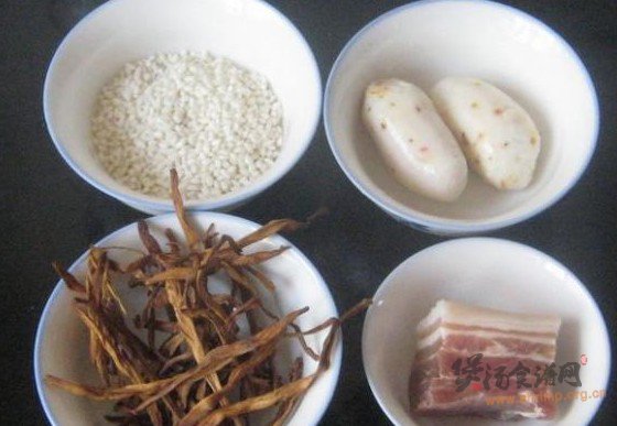 黄花菜咸肉粥的做法