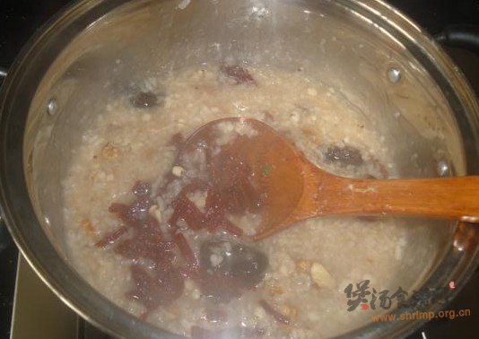 山楂核桃薏米粥的做法