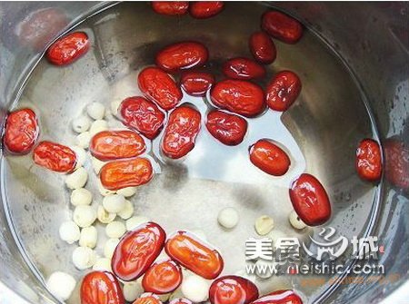 红枣莲子鸡蛋甜汤的做法