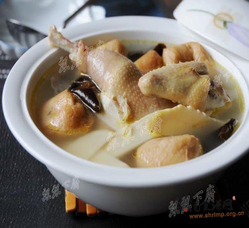油豆腐木耳笋鸡汤的做法