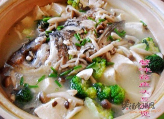 蟹味菇鱼头豆腐煲的做法