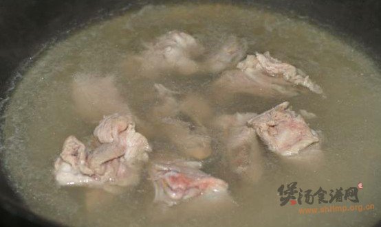 白萝卜香菇胡椒猪骨汤的做法