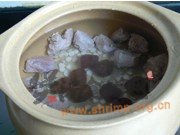 杏仁瘦肉蜜枣煲的做法