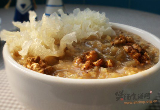 冰糖银耳核桃粥饭的做法