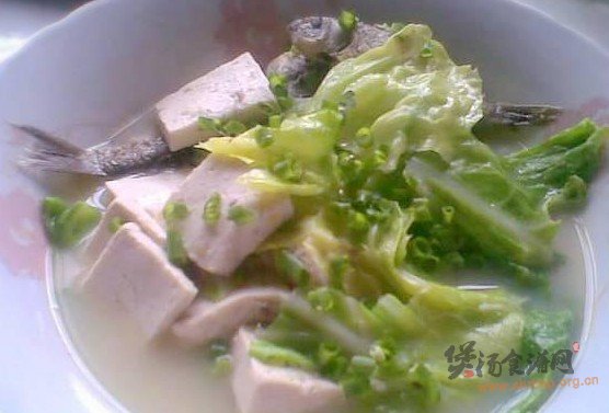 包菜豆腐鲫鱼汤的做法